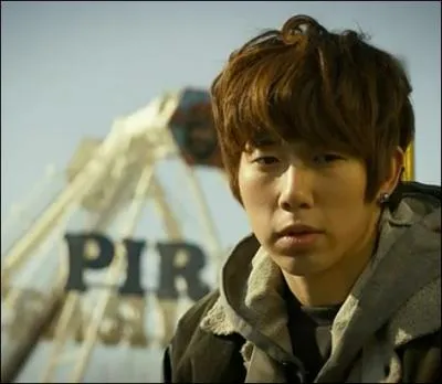 Quel type de combat le personnage de la photo pratique-t-il ?