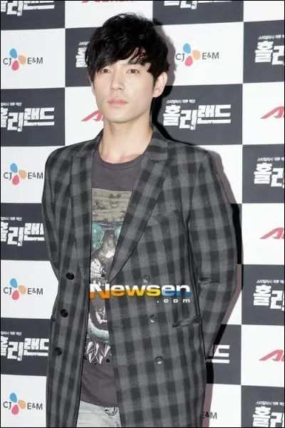 O travaille Sang Ho ? (l'ancien boxeur professionnel qui le prend plus ou moins sous son aile)