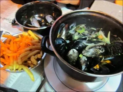 Traditionnellement , ce 21 juillet les belges mangent des Moules / Frites !