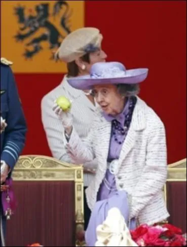 En 2009 la reine Fabiola exhibe une pomme dans la tribune royale . Pourquoi ?