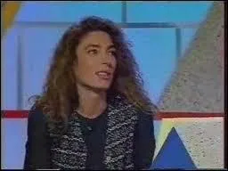 Comment s'appelle ce jeu tlvis o elle jouait en duo avec un candidat (avant de devenir la prsentatrice principale du jeu de 2001  2003) ?