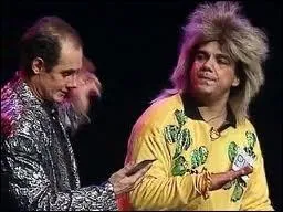 Que rpond Vronique ( la fin du sketch) quand l'animateur lui demande qui a chant  Comme un ouragan  ?