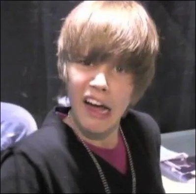 Comment se nomme ce chanteur ?