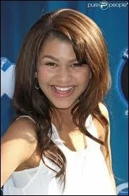 Qui est cette chanteuse et danseuse ?