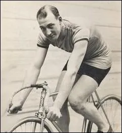 En 9 participations au Tour de 1927  1938, ce franais totalisera 25 victoires d' tapes ... .