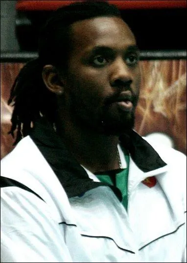 Il s'appelle Ludovic Castard. Si je vous dis qu'il est rceptionneur-attaquant, vous en dduisez qu'il pratique le :