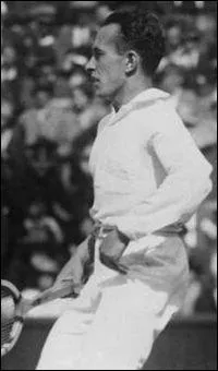 Surnomm  Le Magicien , il tait un des Quatre Mousquetaires, l'quipe qui fit les beaux jours du tennis franais de l'entre-deux guerres. Il s'appelait :