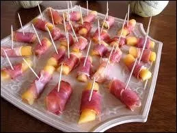 Voici les amuse-bouches. Quel fruit est enroul traditionnellement dans ces petits rouleaux de jambon cru ?