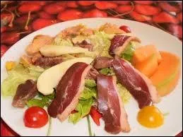 Voici une salade gourmande, que voit-on sur le dessus ?