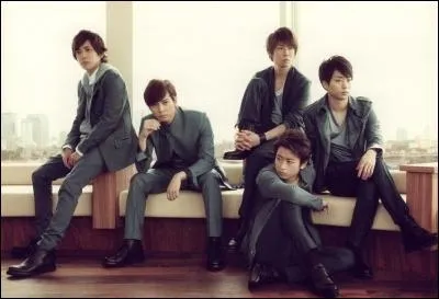 Ensuite, , parlons un peu du groupe Arashi. Depuis 1999 ce groupe est arriv sur les ondes de radio japonaises. Lors d'un voyage  Hawa le groupe fut cr. Comment le leader fut dsign ?