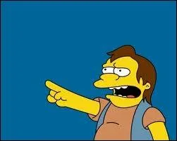 Pourquoi Nelson fait-il  ha, ha  en montrant du doigt des personnes ?