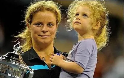 Ce sera un de ses derniers tournois de Tennis avant la retraite , c'est  maman  :