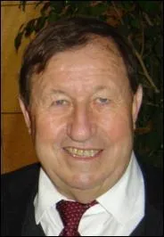 Dans cette publicit, Guy Roux, entraneur rigoureux, se retrouve au lit avec un footballeur !