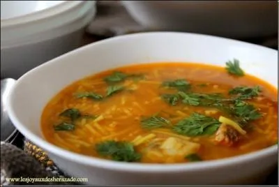 C'est en mangeant une soupe en quelques minutes, dans son bureau, qu'il rve  cette magnifique blonde qui court vers lui sur la plage !