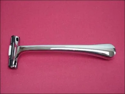 Superbe publicit mettant en scne un bb jaloux de l'attention que porte sa mre  son pre,  la peau si douce !