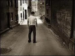 Qui chantait  Enferm dans ma solitude, je tranerai parmi les choses qui parleront toujours de toi  ?