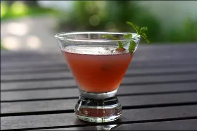 Invent en 1967, le  chose  est une boisson rafrachissante au got un peu amer. De quoi est-elle compose ?