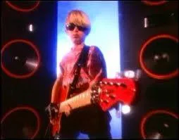 Dans quel clip voit-on un jeune garon se disputer avec son pre, tout au dbut ?