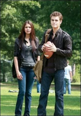 Dans la saison 1, que donne Stefan  Elena pour ne pas qu'elle soit hypnotise ?