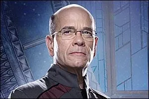 Et lors de la saison cinq, qui est le chef de la base ?