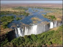 J'ai cherché une chute pour ce quiz et j'en ai trouvé une de 108 mètres de haut sur le fleuve Zambèze. Il s'agit des chutes...