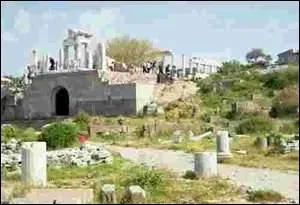 À qui doit-on le mérite d'avoir utilisé le parchemin comme support d'écriture sous le règne d'Attale Ier ?