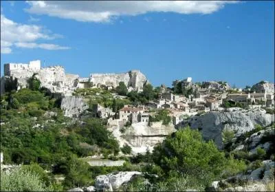 Classe parmi les plus beaux villages de France, cette commune des Bouches du Rhne situe au coeur des Alpilles, au milieu des oliviers, dispose d'un patrimoine historique exceptionnel. Flnez dans les ruelles...