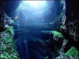 Dans le lot, vous pourrez dcouvrir cette entre monumentale de cavit naturelle au fond de laquelle,  103 mtres de profondeur, s'offrent  vous les entrailles de la terre. Vous tes...
