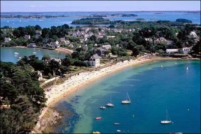 Situe dans le golfe du Morbihan, cette le de 7 km de long a la particularit d'tre en forme de croix et de n'avoir aucun point situ  plus de 450 m de la mer. Empruntez les nombreux sentiers...