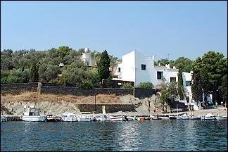 "... sur le fléau de l'eau et de la colline, /Soulève des gradins et enfouit des coquilles". 
Remplacez les pointillés par le nom du village de pêcheurs de Salvador Dali.