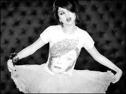 Et elle part dans quel pays ?