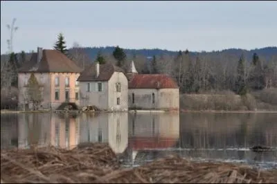 Comment s'appelle cette ville o les habitants sont les  Couchetards  ?
