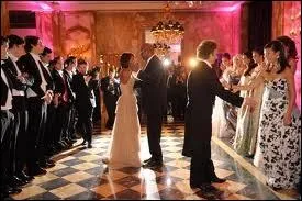 Le Bal des Dbutantes, qui permet aux jeunes filles ges de 18 ans de faire leur entre officielle en socit, est une cration franaise ?