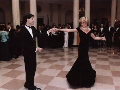 Qui chante en 2003  Le bal des adieux , reprise en franais d'un standard amricain (Dancing in the dark) de Frank Sinatra (en photo John Travolta et Lady Di en 85  la Maison Blanche) ?