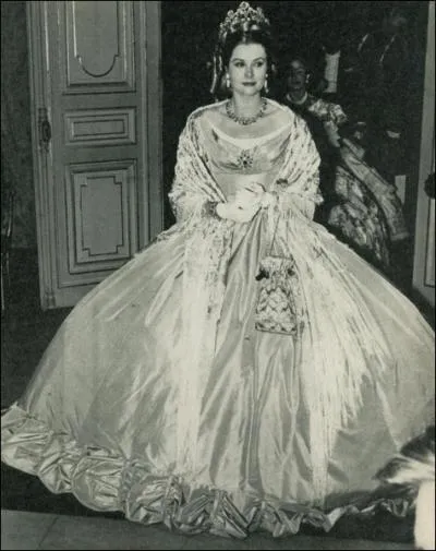 Voici Grce de Monaco, dans une extraordinaire tenue, pour un trs clbre Bal ayant eu lieu en 1966  Monaco, le Bal du Centenaire de Monte-Carlo. Quel tait son costume ?