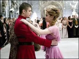 C'est Hermione Granger qui danse avec le champion Viktor Krum, au Bal donn  Poudlard. Ceci se passe dans quel tome de la saga Harry Potter ?