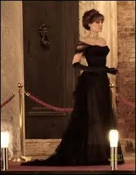 Dans le film The tourist, Angelina Jolie porte cette robe de bal, et danse avec Johnny Depp. O a lieu ce superbe bal ?
