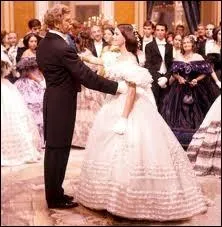 Dans quel clbre film Claudia Cardinale porte-t-elle cette somptueuse robe de bal, et danse avec Tancrde, que joue Alain Delon, son fianc, et avec le Prince Salina que joue Burt Lancaster ?
