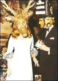 Qui chante  Au bal, au bal masqu oh oh...   sur un air entranant et joyeux (en photo le couple Baron Guy De Rothschild) ?