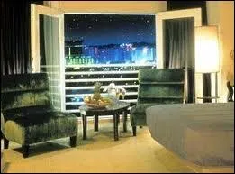 Las Vegas possde la plus grande capacit htelire du monde. Combien de chambres d'htels y a-t-il environ ?