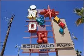 Le muse du non conserve des vieilles enseignes lumineuses d'htels dans un parc nomm Boneyard. Environ combien d'acres fait le Boneyard ?