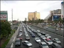 Combien de voies The Strip peut-il y avoir dans une seule direction  une intersection ?