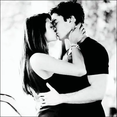 Quand Elena et Damon s'embrassent-ils ?