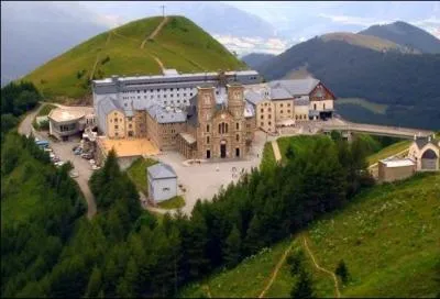 En lisire du Parc national des Ecrins, culminant  1800 m d'altitude, ce site unique est le deuxime lieu de plerinage en France aprs Lourdes. Bienvenue en Isre...