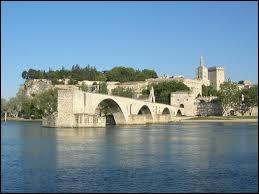 Construit de 1177  1185 sur le Rhne, les crues successives du fleuve sont venues  bout de nombre de ses 22 arches d'origine. En Avignon, on ne danse plus sur...