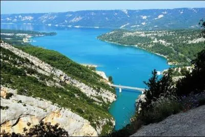 Mis en eau en 1973, ce lac artificiel est un joyau situ entre les dpartements du Var et des Alpes-de-Haute-Provence, au pied des gorges du Verdon. Baignez-vous dans les eaux turquoises...
