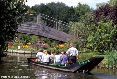 Ces jardins flottants se visitent en barque  cornet. Invitant  la rverie, ils s'tendent sur 300 hectares entrecoups de 65 km de canaux ou rieux en Picard. Ne ratez surtout pas...