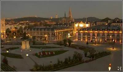 Souvent qualifie de  plus belle place du monde  par les habitants, cette place construite entre 1751 et 1755, est inscrite au patrimoine mondial de l'UNESCO. Savourez une Bergamote sur...
