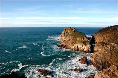 Entre rochers abrupts et mer d'meraude, il est un lieu d'exception qui offre un panorama saisissant sur le large et permet d'admirer l'le de Sein et le phare de l'lot de la Vieille. Bienvenue...