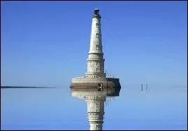 Situ  sept kilomtres en mer  l'embouchure de l'estuaire de la Gironde, ce phare haut de 68 m est le plus ancien encore en activit en France. Appel parfois le  Versailles de la mer , c'est :